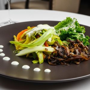 Fasole păstăi cu ceapă caramelizată