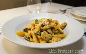 Paste cu carne de midii și parmezan