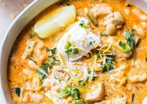 Supa de piept de pui alba, cu smantana, cartofi si zdrente de ou