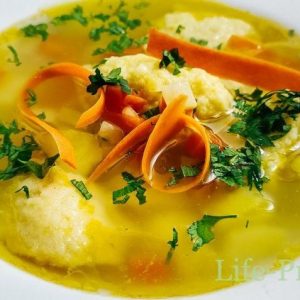 Supă de pui cu găluște de griș