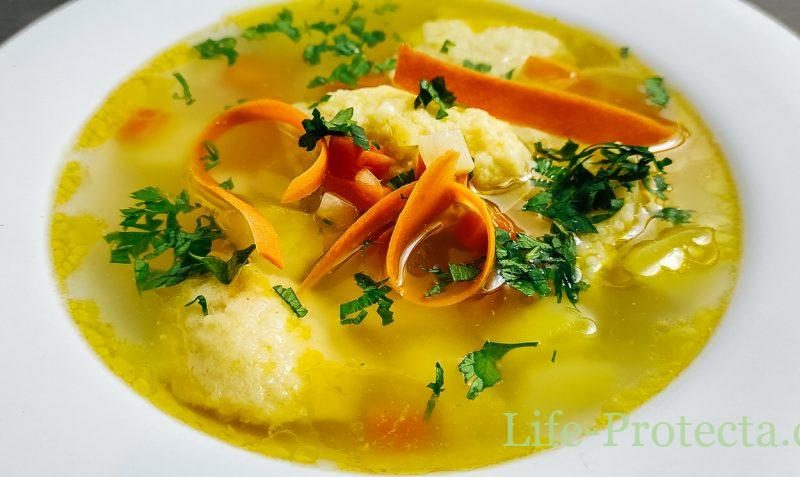 Supă de pui cu găluște de griș